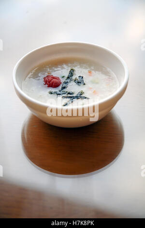 Koreanische Haferschleim, Congee, asiatische traditionelle Küche, eine Schüssel mit asiatischen weich gekochten Reis oder Reisbrei Stockfoto