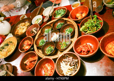 Vollständige Tabelle der koreanischen Kimchi, koreanischen Essens Stockfoto