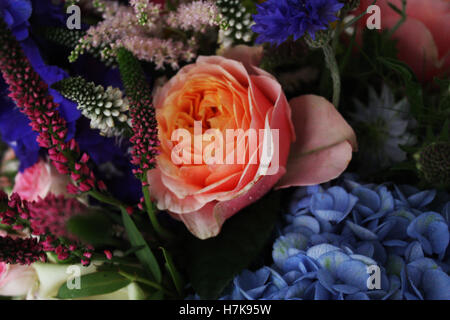 Stiegen die Brautjungfer bunten Wildblumen für eine schöne Hochzeit Stockfoto