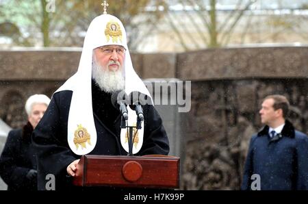 Russisch-orthodoxe Patriarch Kirill gibt eine Adresse in einer Feierstunde anlässlich Tag der nationalen Einheit am Denkmal für Minin und Poscharski auf dem Roten Platz 4. November 2016 in Moskau, Russland. Stockfoto