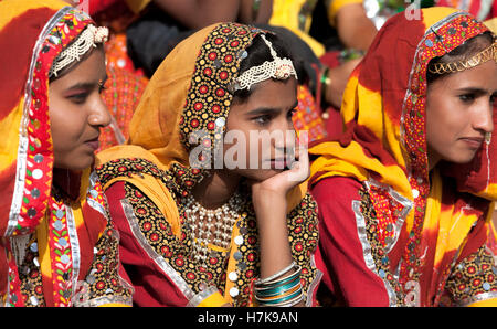 PUSHKAR, Indien - NOVEMBER 21: Eine unbekannte Mädchen in bunten ethnische Kleidung besucht auf der Messe Pushkar, Rajasthan, Indien. Stockfoto