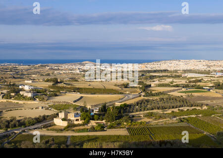 Mdina, alten ummauerten Stadt Barockarchitektur. Blick von der Stadtmauer. Mosta. Stockfoto