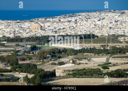 Mdina, alten ummauerten Stadt Barockarchitektur. Blick von der Stadtmauer. Mosta. Stockfoto