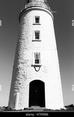 Monochromes Bild eines Leuchtturms auf Bruny Island, Tasmanien, Australien. Trostlos, schwarzen und weißen Leuchtturm Tür und Fenster Stockfoto