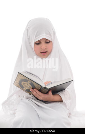 Kleine junge muslimische Mädchen lesen Koran Isolated on White Background Stockfoto