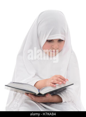 Kleines muslimisches Mädchen lesen Koran Isolated on White Background Stockfoto