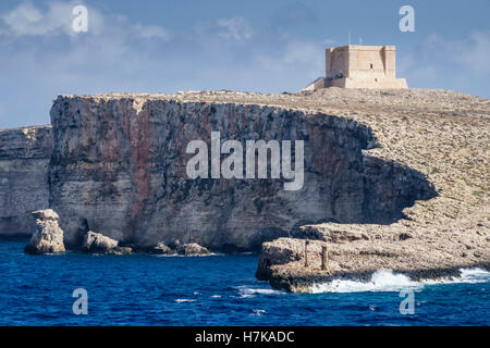 Wachturm auf Comino Insel gesehen von der Fähre zwischen Gozo und Malta. Stockfoto