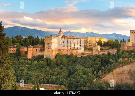 Alhambra bei Sonnenuntergang in Granada, Andalusien, Spanien Stockfoto