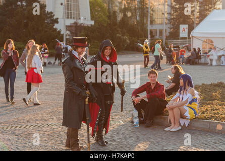 Brünn, TSCHECHISCHE REPUBLIK - 30. APRIL 2016: Cosplayer gekleidet, wie Charaktere aus dem Spiel "Assassin's Creed" auf Animefest darstellen Stockfoto