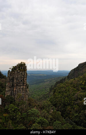 Südafrika: Blick auf den Gipfel, eine geologische Besonderheit einer einzigen Quarzit-Spalte, die vom Blyde River Canyon steigt Stockfoto