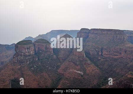 Südafrika: Blyde River Canyon im Nebel mit den Drei Rondavels, riesigen runden Felsen dachte, erinnert an die Hütten der eingeborenen Völker zu sein Stockfoto