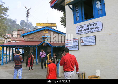 Dharampur Himachal Bahnhof, Kalka-Shimla Railway, Himachal Pradesh, Indien, indischer Subkontinent, Südasien Stockfoto