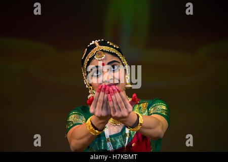 Indisches Mädchen tanzt die nationale Kleidung während der Feier von Diwali (das hinduistische Lichterfest) Stockfoto