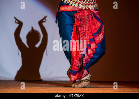 Indisches Mädchen tanzt die nationale Kleidung während der Feier von Diwali (das hinduistische Lichterfest) Stockfoto