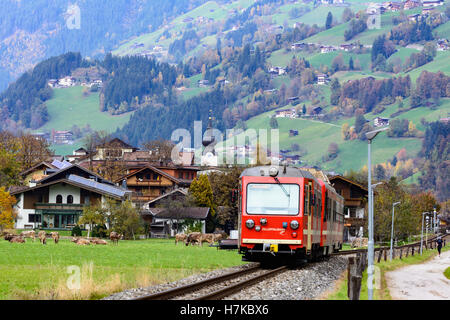 Aschau Im Zillertal: Zillertal Bahn, Tal, Kirche, Zillertal Valley, Tirol, Tirol, Österreich Stockfoto