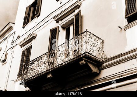 Balkon an einem Gebäude in der Hauptstraße von La Maddalena - Insel La Maddalena, Sardinien, Italien. (Schwarz / weiß Bild). Stockfoto