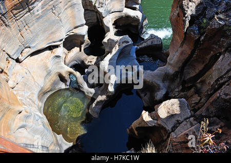 Südafrika: Aussicht auf die Schlaglöcher und Tauchbecken des Flusses Truer am Bourke es Luck Potholes, Teil des Blyde River Canyon Stockfoto