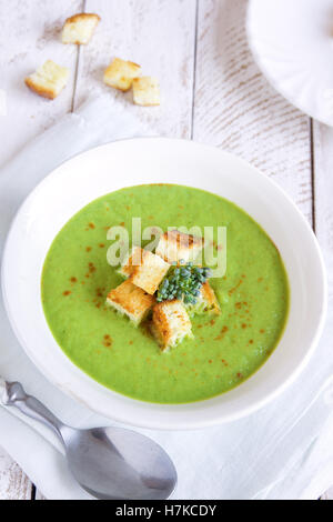 Hausgemachte pikante Creme Brokkolisuppe mit Croutons in Schüssel weiß - grüne gesunde vegetarische Kost Stockfoto