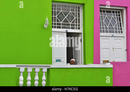 Südafrika: die Skyline und Anzeigen von Bo-Kaap, das muslimische Viertel von Kapstadt für seine leuchtend bunten Häuser bekannt und kopfsteingepflasterten Straßen Stockfoto