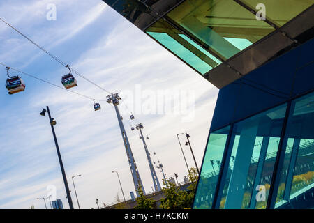 London, UK - 26. August 2016 - das Emirat Luftleitung oder Thames Cable Car bei Sonnenuntergang Stockfoto