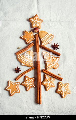 Weihnachtsbaum aus Lebkuchen Weihnachtsgebäck auf Leinen Hintergrund mit Anis Sterne und Zimtstangen, hausgemachte Festiv hergestellt Stockfoto