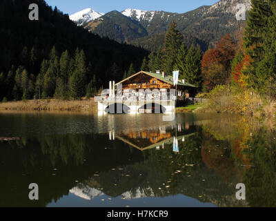 Gästehaus, Restaurant am Pflegersee-See in der Nähe von Garmisch Partenkirchen auf dem Kramerplateauweg Trail, Oberbayern Stockfoto