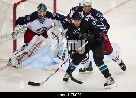 Oktober 2009; San Jose, CA, USA; Devin Setoguchi (16) wird von Rostislav Klesla (97) vor dem Torhüter Steve Mason (1) verteidigt. Stockfoto