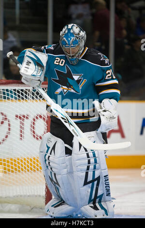 November 25, 2009, San Jose, Ca, USA; San Jose Sharks goalie Evgeni Nabokov (20) Während der ersten Periode gegen die Chicago Blackhawks an HP Pavilion. Stockfoto