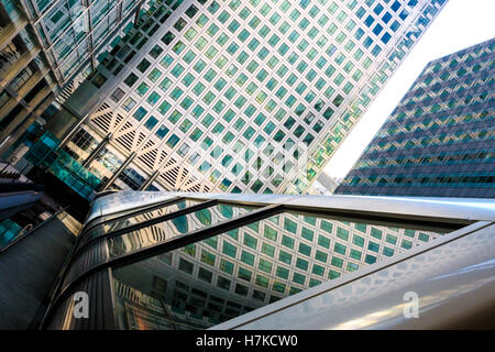 Adams Place Bridge zwischen One Canada Square und Crossrail Place in Canary Wharf, London Stockfoto