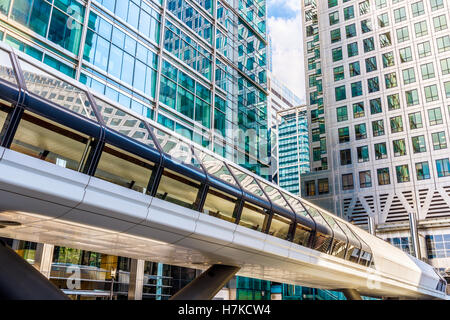 Adams Place Bridge zwischen One Canada Square und Crossrail Place in Canary Wharf, London Stockfoto