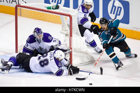 Dezember 9, 2009; San Jose, Ca, USA; San Jose Sharks rechten Flügel Devin setoguchi (16) durch Los Angeles Kings gestoppt wird Mitte Jarret Stoll (28) während der dritten Periode am HP Pavillion. Los Angeles San Jose 5-4 in Überstunden besiegt. Stockfoto