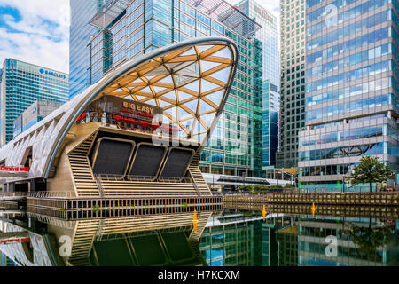 London, UK - 29. August 2016 - Cross-Bahn Platz in Canary Wharf, finanziellen Bezirk von London Stockfoto