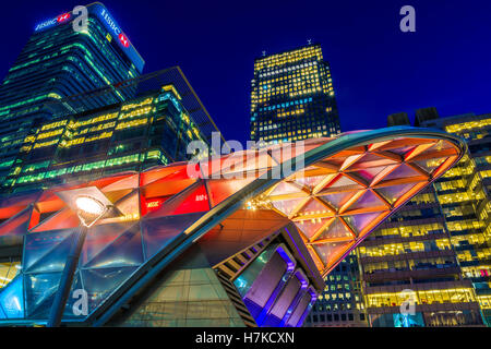 London, UK - 30. August 2016 - beleuchtet Crossrail Platz in Canary Wharf, finanziellen Bezirk von London Stockfoto