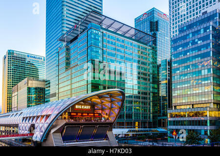 London, UK - 30. August 2016 - beleuchtet Crossrail Platz in Canary Wharf, finanziellen Bezirk von London Stockfoto