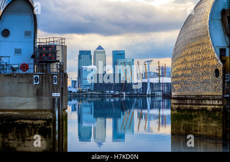 London, UK - 31. August 2016 - Ansicht von Canary Wharf und O2 Arena von Thames Barrier Stockfoto