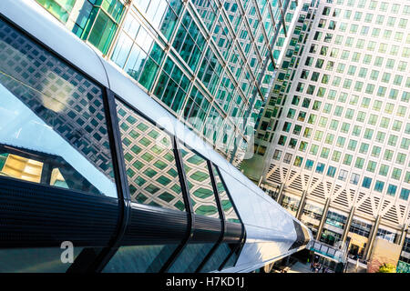 Adams Place Bridge zwischen One Canada Square und Crossrail Place in Canary Wharf, London Stockfoto