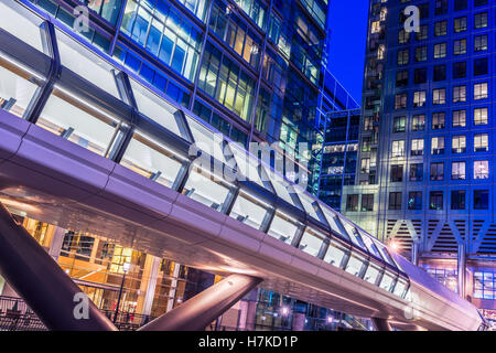 Adams Place Bridge zwischen One Canada Square und Crossrail Place in Canary Wharf, London Stockfoto