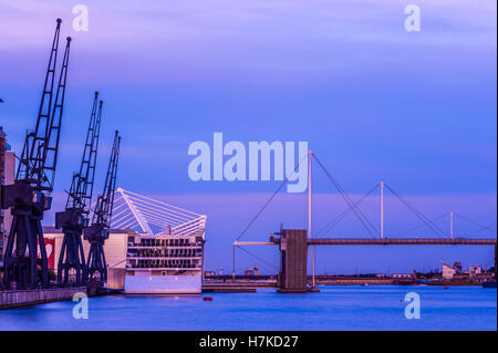 Royal Victoria Dock Bridge in Ost-London bei Sonnenuntergang Stockfoto