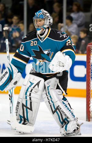 23. Januar 2010; San Jose, CA, USA; San Jose Sharks Torwart Evgeni Nabokov (20) vor dem Spiel gegen die Buffalo Sabres im HP Pavilion. San Jose besiegte Buffalo 5-2. Stockfoto