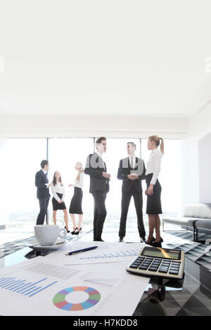 Gruppe von Geschäftsleuten und Finanzberichte auf Tisch im Büro Stockfoto