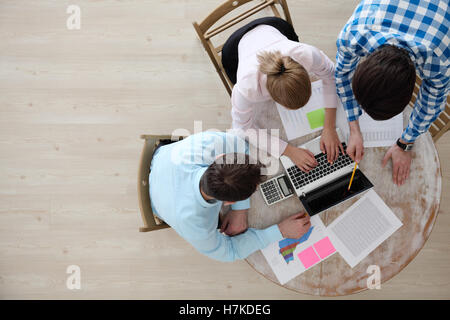 Menschen in Freizeitkleidung arbeiten mit Reports, Ansicht von oben Stockfoto