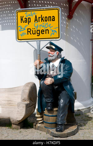 Seemann-Figur mit einem Ortsnamen unterzeichnen vor dem Leuchtturm am Kap Arkona, Insel Rügen, Mecklenburg-Vorpommern Stockfoto