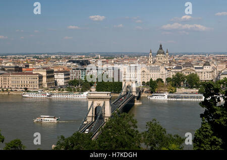 Blick vom Burgberg am Ufer der Donau mit der Kettenbrücke, Gresham Palace und St.-Stephans Basilika Stockfoto