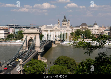 Blick vom Burgberg am Ufer der Donau mit der Kettenbrücke, Gresham Palace und St.-Stephans Basilika Stockfoto