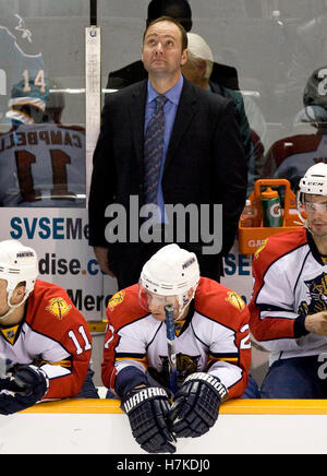 13. März 2010; San Jose, CA, USA; Florida Panthers head Coach Peter DeBoer während der dritten Periode gegen die San Jose Sharks im HP Pavilion. Florida besiegt San Jose 3: 2 in der Overtime. Stockfoto