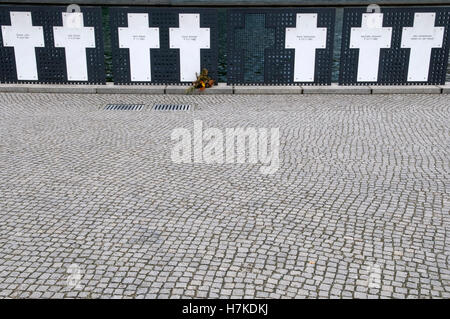 Weiße Kreuze, eine Gedenkstätte für die Opfer der Berliner Mauer am Ufer der Spree neben dem Reichstagsgebäude, Berlin Stockfoto