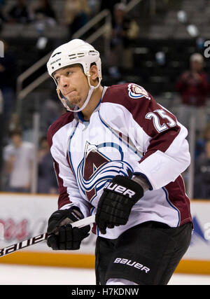 28. März 2010; San Jose, CA, USA; Colorado Avalanche rechter Flügel Chris Stewart (25) vor dem Spiel gegen die San Jose Sharks im HP Pavilion. San Jose besiegte Colorado mit 4:3. Stockfoto