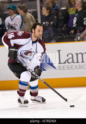 28. März 2010; San Jose, CA, USA; Colorado Avalanche rechter Flügel Darcy Tucker (16) vor dem Spiel gegen die San Jose Sharks im HP Pavilion. San Jose besiegte Colorado mit 4:3. Stockfoto