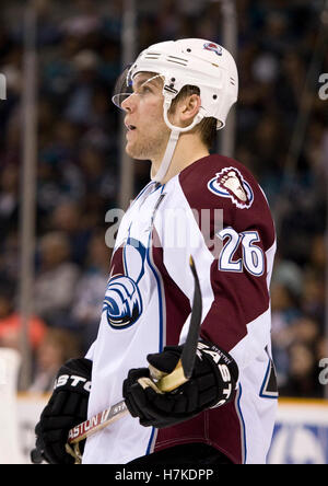 28. März 2010; San Jose, CA, USA; Colorado Avalanche center Paul Stastny (26) während der zweiten Periode gegen die San Jose Sharks im HP Pavilion. San Jose besiegte Colorado 4-3. Stockfoto