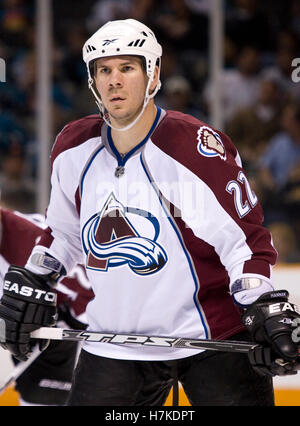 28. März 2010; San Jose, CA, USA; Colorado Avalanche Verteidiger Scott Hannan (22) in der zweiten Periode gegen die San Jose Sharks im HP Pavilion. San Jose besiegte Colorado 4-3. Stockfoto